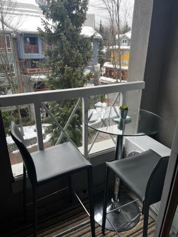 Town Plaza Suites By Golden Dreams Whistler Exterior foto
